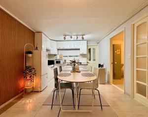 a kitchen and dining room with a table and chairs at BB Stay Hongdae 외국인 전용 숙소 in Seoul