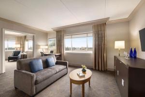 Ruang duduk di Hilton Philadelphia City Avenue