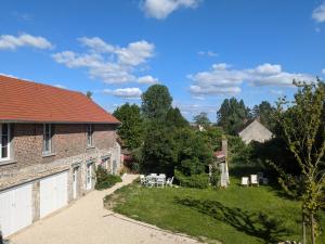 an external view of a brick house with a table and chairs at La Maison Cornon in Trumilly