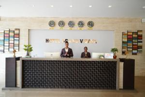 Členové personálu v ubytování Hotel Grand Visava Lonavala