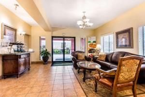 ペラムにあるQuality Inn Pelham I-65 exit 246のリビングルーム(革製家具、テーブル付)