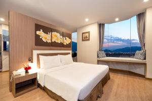 Giường trong phòng chung tại The Sol Hotel +55 ảnh