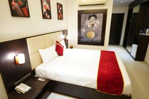 Postel nebo postele na pokoji v ubytování Hotel Grand Visava Lonavala