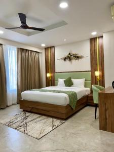 Postel nebo postele na pokoji v ubytování Hotel Grand Visava Lonavala