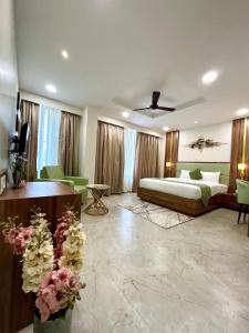 Postel nebo postele na pokoji v ubytování Hotel Grand Visava Lonavala