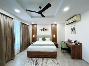 Postel nebo postele na pokoji v ubytování Hotel Grand Visava Lonavala