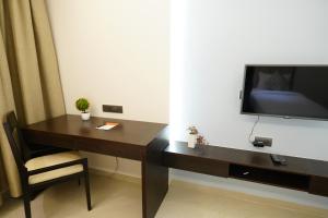 TV a/nebo společenská místnost v ubytování Hotel Grand Visava Lonavala