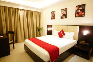 Postel nebo postele na pokoji v ubytování Hotel Grand Visava Lonavala