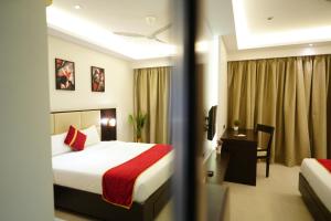 Postel nebo postele na pokoji v ubytování Hotel Grand Visava Lonavala