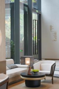 Posezení v ubytování New Century Mansion Resort Hangzhou Xianghu Baoyi
