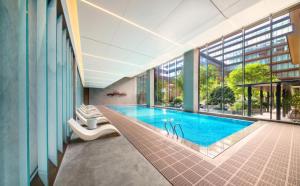 Bazén v ubytování New Century Mansion Resort Hangzhou Xianghu Baoyi nebo v jeho okolí
