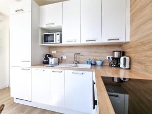 Cucina o angolo cottura di La Fossette - T2 avec terrasse, parking et wifi