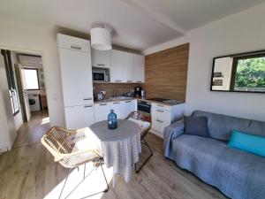 Cucina o angolo cottura di La Fossette - T2 avec terrasse, parking et wifi