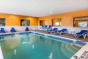 Bazén v ubytování Comfort Suites North nebo v jeho okolí