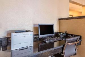 TV a/nebo společenská místnost v ubytování Comfort Suites North