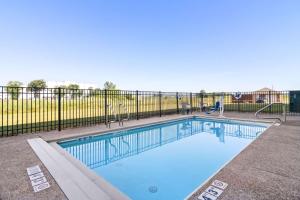 Πισίνα στο ή κοντά στο Comfort Inn Hebron-Lowell Area