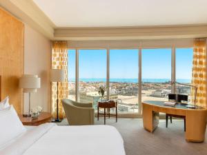 Postel nebo postele na pokoji v ubytování Mövenpick Hotel Al Khobar