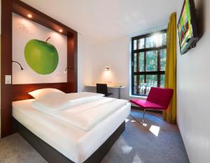 En eller flere senger på et rom på 7THINGS - my basic hotel