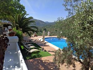 The swimming pool at or close to Cortijo Entresierras