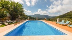 A general mountain view or a mountain view taken from A villát