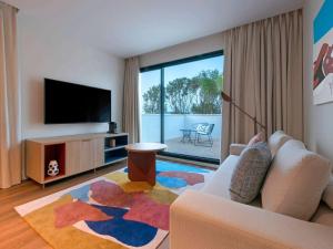 TV a/nebo společenská místnost v ubytování SO/ Sotogrande Spa & Golf Resort Hotel