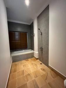 a bathroom with a shower and a wooden floor at Angkor Daji Boutique in Phumĭ Réach Born +37 photos