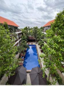 an overhead view of a swimming pool in a resort at Angkor Daji Boutique in Phumĭ Réach Born