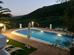 The swimming pool at or close to Cortijo Entresierras