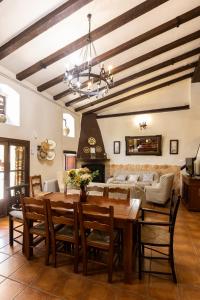 A seating area at Cortijo Entresierras