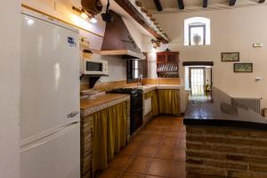 A kitchen or kitchenette at Cortijo Entresierras