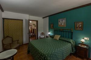A bed or beds in a room at Cortijo Entresierras