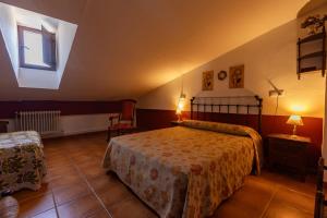 A bed or beds in a room at Cortijo Entresierras
