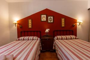 A bed or beds in a room at Cortijo Entresierras