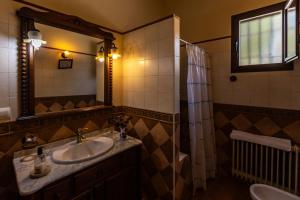 A bathroom at Cortijo Entresierras
