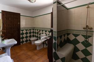 A bathroom at Cortijo Entresierras