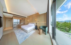 Postel nebo postele na pokoji v ubytování New Century Mansion Resort Hangzhou Xianghu Baoyi
