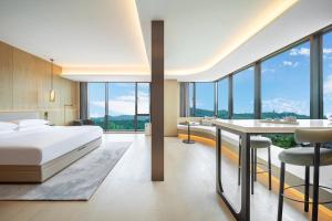 Postel nebo postele na pokoji v ubytování New Century Mansion Resort Hangzhou Xianghu Baoyi + 37 fotografií