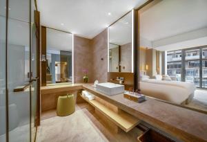 Postel nebo postele na pokoji v ubytování New Century Mansion Resort Hangzhou Xianghu Baoyi