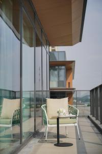 Balkón nebo terasa v ubytování New Century Mansion Resort Hangzhou Xianghu Baoyi