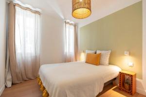 Un pat sau paturi într-o cameră la Charmant T3 sur jolie place, parking inclus, Clim