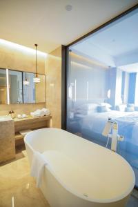 Koupelna v ubytování New Century Mansion Resort Hangzhou Xianghu Baoyi