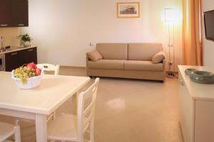 - un salon avec une table et un canapé dans l'établissement Residence San Nicola, à Alassio