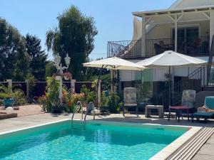 The swimming pool at or close to Maria Vendéghaz