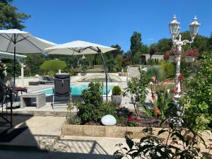 The swimming pool at or close to Maria Vendéghaz