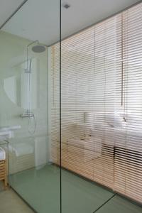a bathroom with a shower and a glass wall at Hotel-Bodega Finca de Los Arandinos in Entrena