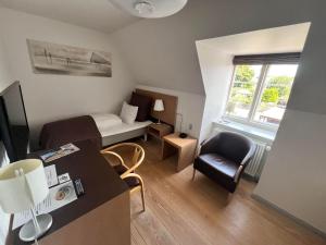 クリスチャンスフェルドにあるBrødremenighedens Hotelのベッドと机のある小さな部屋