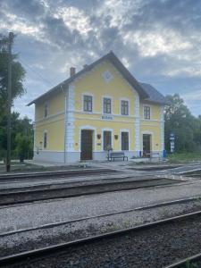 The building in which a vendégházakat is located