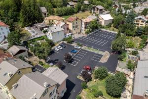 een luchtfoto van een parkeerplaats in een klein stadje bij Escapade en Montagne, 3 pers in Saint-Étienne-de-Tinée