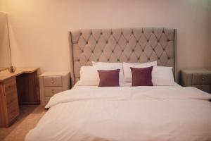 Una cama o camas en una habitación de Serviced 3Bed Duplex in Oba Akinyele Street, off Rotimi Williams, Bodija