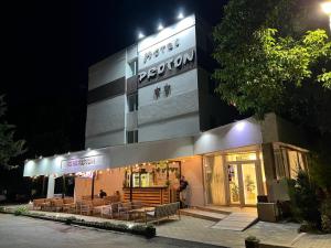 O edifício em que o hotel se localiza